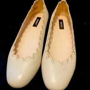 💕 3 for $25 SALE 💕 DKNY Ballet Flats